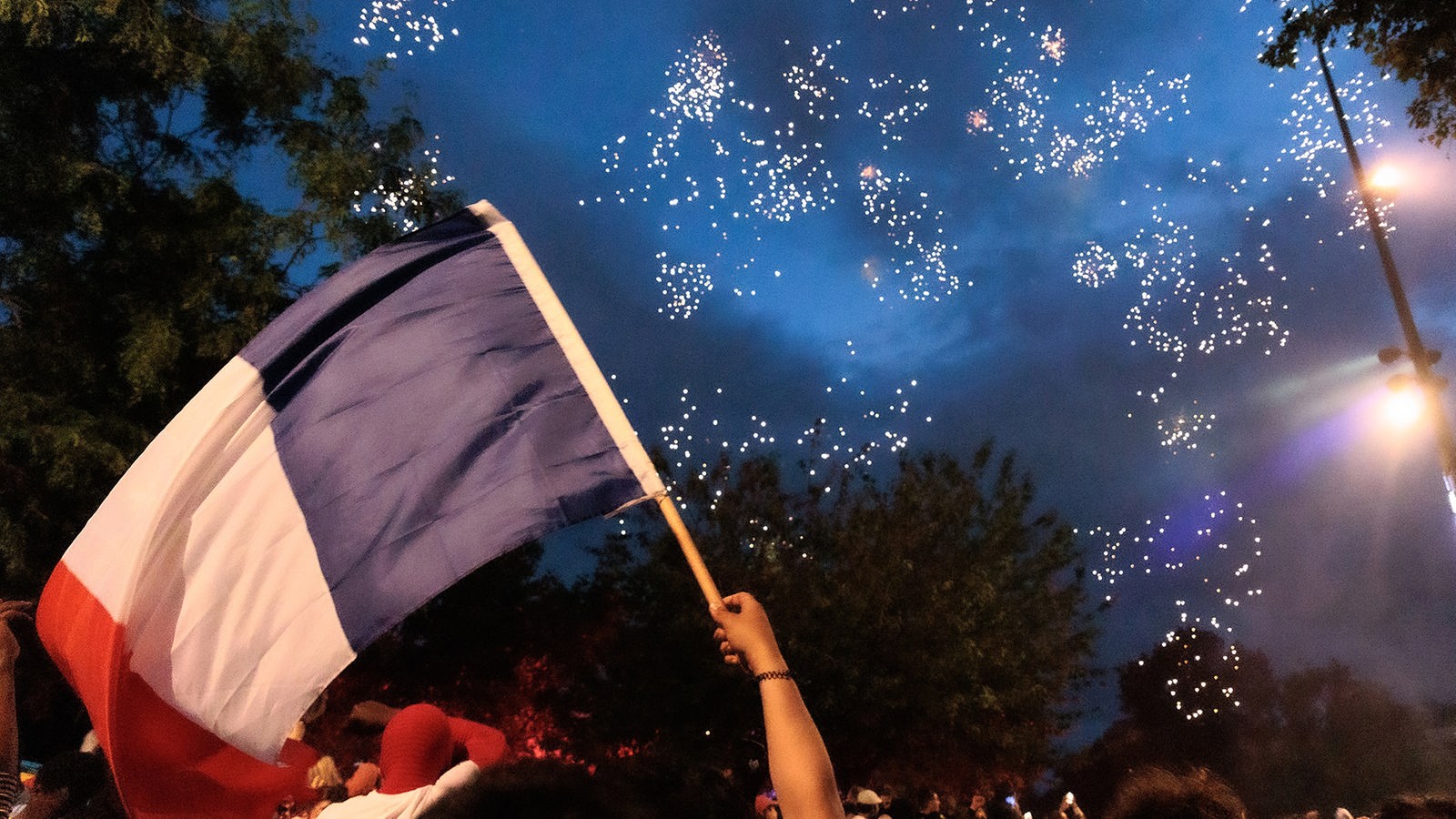 Menschen feiern auf dem Platz der Republik nach der zweiten Runde der Parlamentswahlen am 7. Juli 2024
