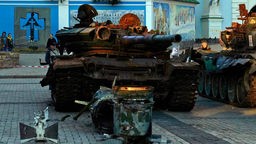 Ausstellung von zerstörten russischen Panzern und gepanzerten Fahrzeugen