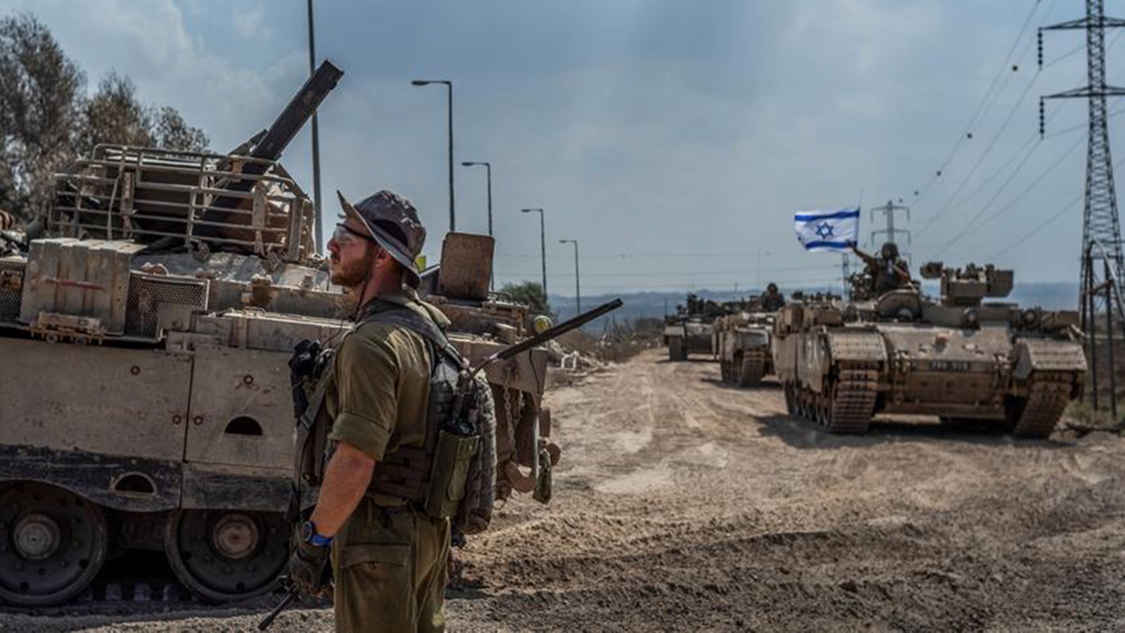 Israelische Kampffahrzeuge und Panzer sind in der Nähe der Grenze zwischen Israel und Gaza im Einsatz