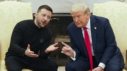 US-Präsident Donald Trump (r.) und der ukrainische Präsident Wolodymyr Selenskyj (l.) im Oval Office des Weißen Hauses.