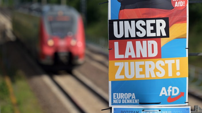 Das Foto zeigt ein AfD Wahlplakat für die Europawahl mit dem Text Unser Land zuerst. 