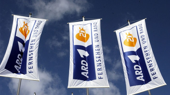 Fahnen mit ARD und ZDF Logo