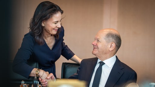 Außenministerin Annalena Baerbock und Bundeskanzler Olaf Scholz bei der 103. Sitzung des Bundeskabinett am 05.06.2024.