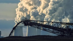 Braunkohle-Tagebau mit Kraftwerk im Hintergrund