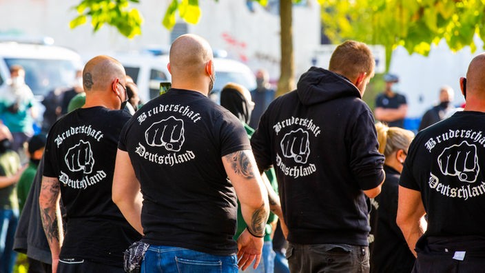 Mitglieder der Gruppe Bruderschaft Deutschland beim Protestmarsch von der Partei der III. Weg am 03.10.2020