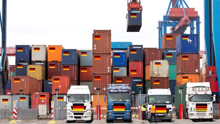 Container mit Deutschlandflagge in einem Containerhafen