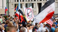 Demonstranten verschiedener Gruppierungen protestieren am 29.08.2020 in Berlin gegen die Corona-Maßnahmen.
