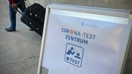 Ein Schild mit Hinweis auf die Corona-Tests im Albrecht Dürer Airport in Nürnberg.
