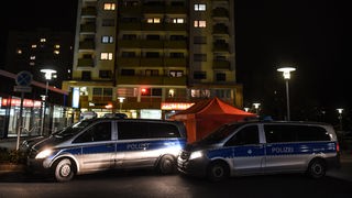 Polizeiautos stehen am 20.02.2020 in der Nähe von einem der Tatorte in Hanau.