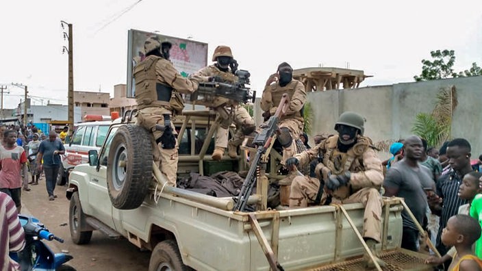 Malische Truppen und Bürger versammlen sich vor der Residenz des malischen Präsidenten Keita (18.08.2020).