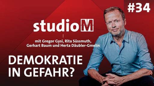 Georg Restle vor rotem Hintergrund, Text: "Demokratie in Gefahr?"