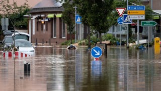 Straßen im Ortsteil Heimerzheim in der Gemeinde Swisttal sind überflutet (15.07.2021).