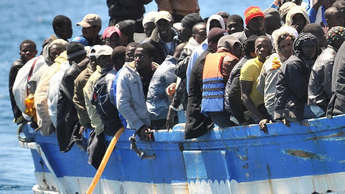 Überfülltes Boot mit Flüchtlingen