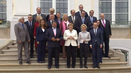 GroKo - Angele Merkel und weitere Politiker auf einer Treppe