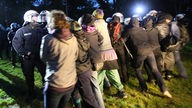 Polizisten rangeln mit Campteilnehmern am 02.07.2017 in Hamburg bei der Beschlagnahmung von Schlafzelten in einem Protest-Camp gegen den G20-Gipfel auf der Elbhalbinsel Entenwerder. 