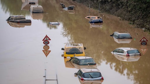 Autos stehen auf der überfluteten Bundesstraße 265 bei Erftstadt im Wasser (Juli 2021)
