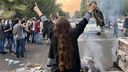 Szene einer Demonstration auf einer Straße im Iran