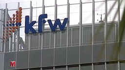 Man sieht die gläserne Fassade der kfw-Bank
