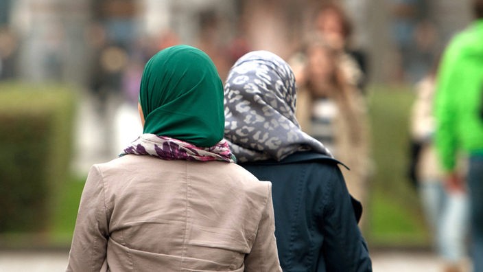 Zwei Frauen mit Kopftuch
