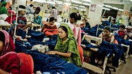 Näherinnen in einer Textilfabrik