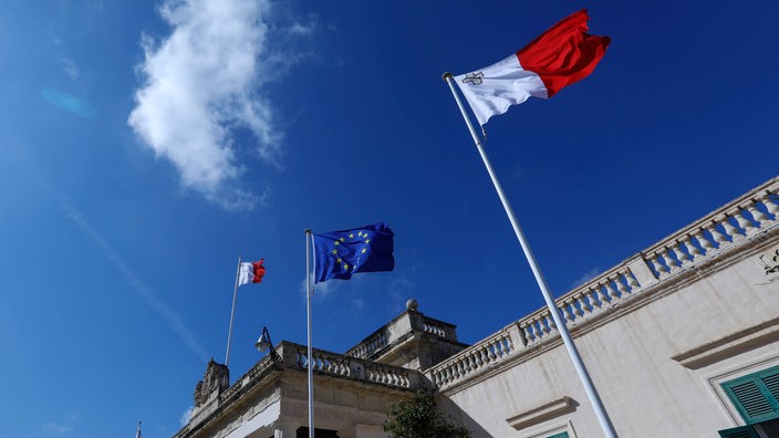 Der Großmeisterpalast in Valletta mit der maltesischen und der EU-Fahne