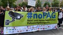 Demonstranten halten ein Plakat mit der Aufschrift #noPAG Nein zum neuen bayerischen Polizeiaufgabengesetzt