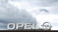 Schriftzug Opel vor grauen Wolken