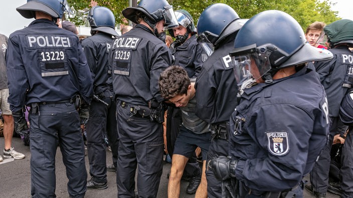 Die Polizei geht am 18.08.2018 bei einem Aufmarsch von Rechtsextremen in Berlin gegen einen Gegendemonstranten vor.