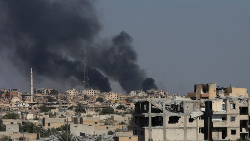 Schwarzer Rauch steigt im zerstörten Al-Rakka auf
