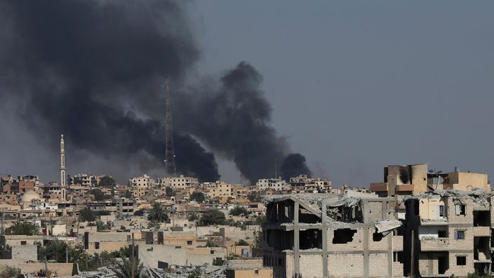 Schwarzer Rauch steigt im zerstörten Al-Rakka auf