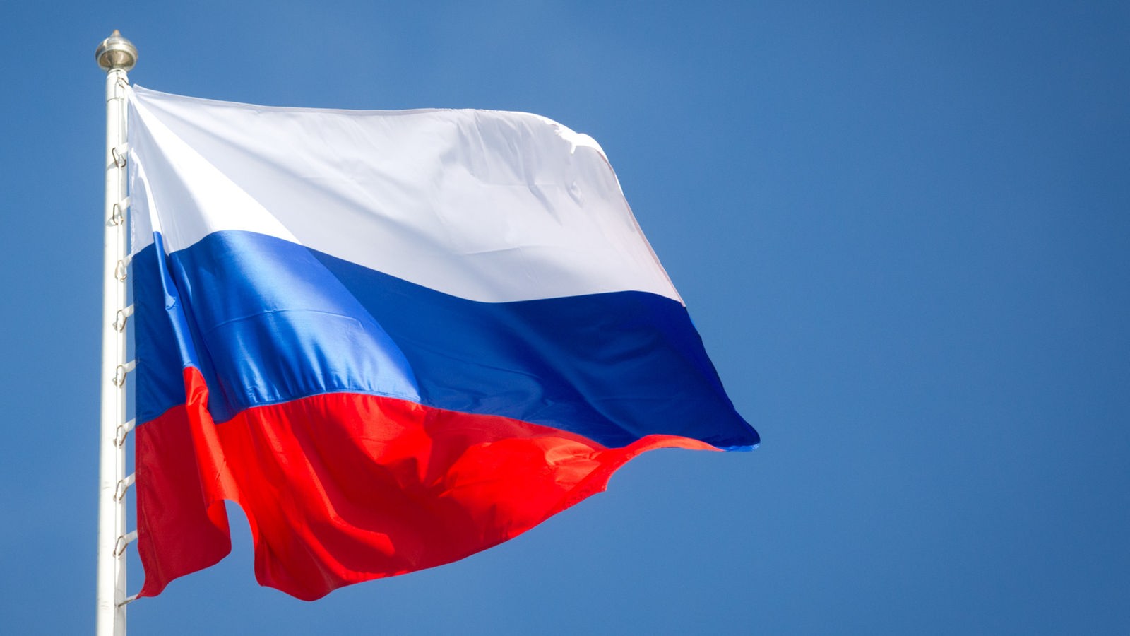 Флаги. Флаг России. Флагшток России. Флаг на фоне неба. Флаг России фото.
