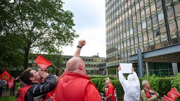 Das Bild zeigt Arbeiter bei einer Demonstration vor dem Thyssenkrupp Hauptgebäude in Duisburg.