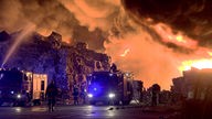 Feuerwehrleute löschen einen Brand auf einer Mülldeponie in der polnischen Stadt Zgierz