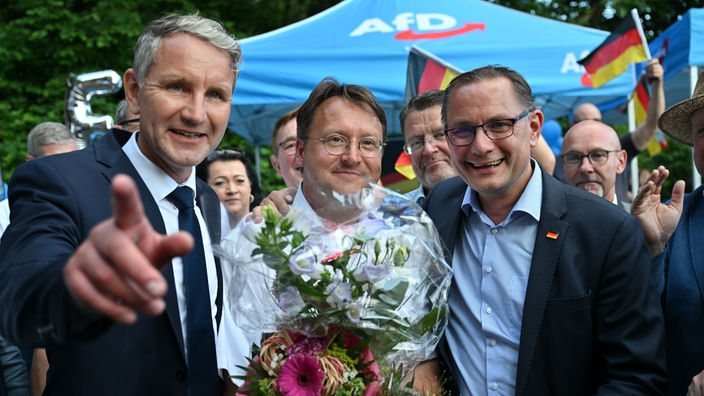 Björn Höcke, Vorsitzender der AfD Thüringen (l) und Tino Chrupalla, AfD-Bundesvorsitzender (r) gratulieren Robert Sesselmann (m) nach dessen Wahl zum Landrat im Kreis Sonneberg.