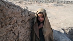 Afghanistan: Ein Kind gekleidet in einer schmutzigen Decke.