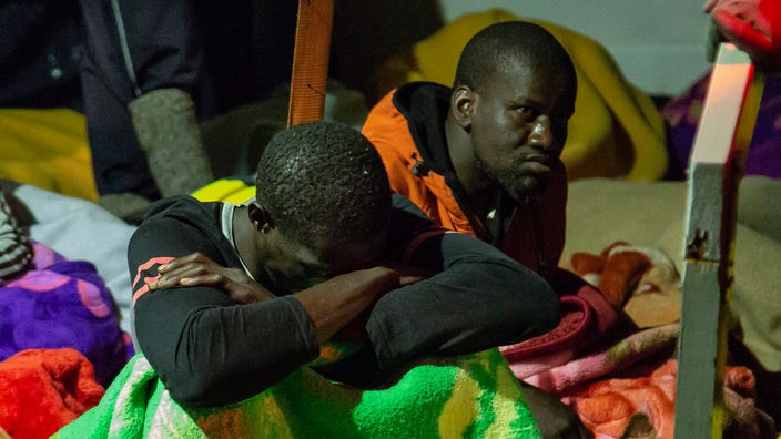 Migranten sitzen an Bord des Rettungsschiffs "Alan Kurdi" (01.11.2019).