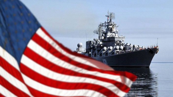 wehende Amerikanische Flagge vor einem Schiff