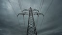 Blackout: Ein Strommast vor einem dunklen Himmel, fotografiert aus der Froschperspektive