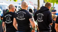 Mitglieder der Gruppe Bruderschaft Deutschland beim Protestmarsch von der Partei der III. Weg am 03.10.2020