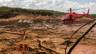 Feuerwehrleute bergen nach dem Staudammbruch in Brumadinho mit Hilfe eines Hubschraubers eine Leiche.