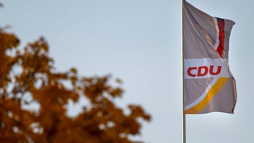 Die CDU-Fahne weht vor dem Konrad-Adenauer-Haus im Wind.