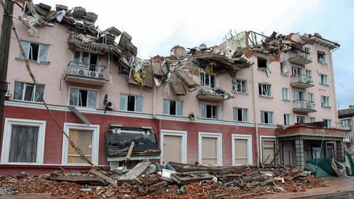 Ein durch russische Bomben zerstörtes Gebäude im ukrainischen Chernihiv