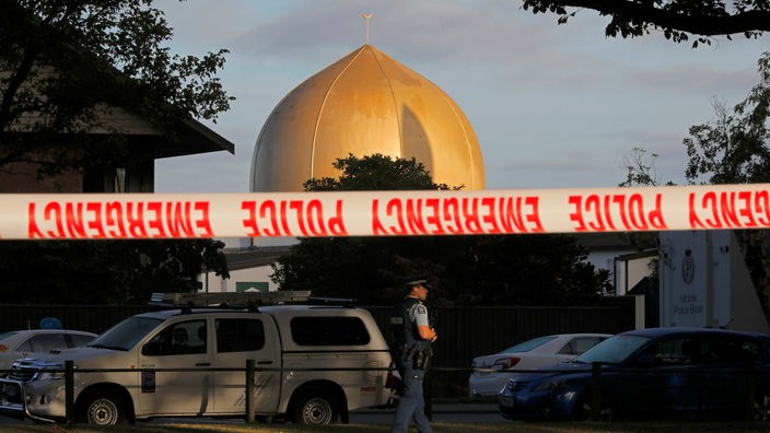 Ein Polizist steht Wache vor der Masjid-al-Noor-Moschee in Christchurch am 17.03.2019