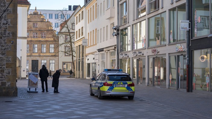 Ein Streifenwagen der Polizei in der Innenstadt von Bielefeld.