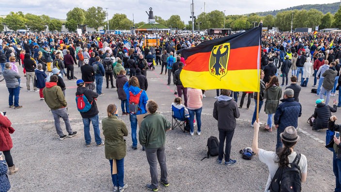 Mehrere Tausend Menschen demonstrieren in Stuttgart gegen Corona-Beschränkungen (02.05.2020).