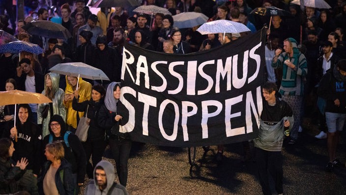 Mehrere tausend Menschen protestieren in Berlin-Neukölln gegen rechte Gewalt.