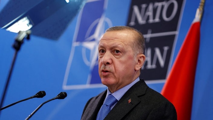 Der türkische Präsident Erdogan bei einer Pressekonferenz nach dem NATO Gipfel in Brüssel.