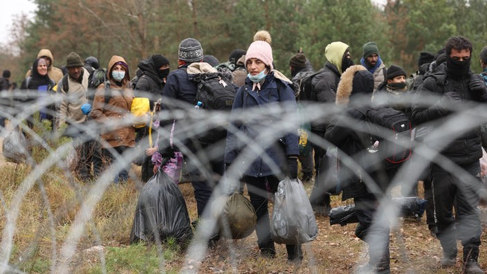 Geflüchtete am Grenzübergang Kuznica Bialostocka-Bruzgi an der polnisch-belarussische Grenze