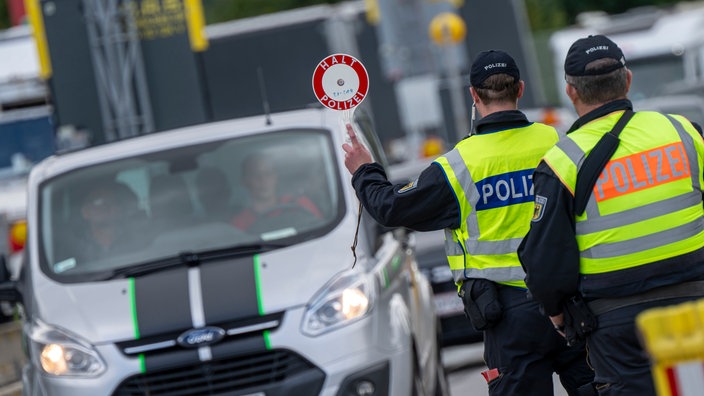 Polizisten kontrollieren am Grenzübergang Kiefersfelden den aus Österreich kommenden Verkehr.