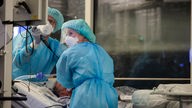 Ein Facharzt und eine Intensivpflegerin intubieren einen Covid-19-Patienten auf der Intensivstation der Leipziger Uniklinik.